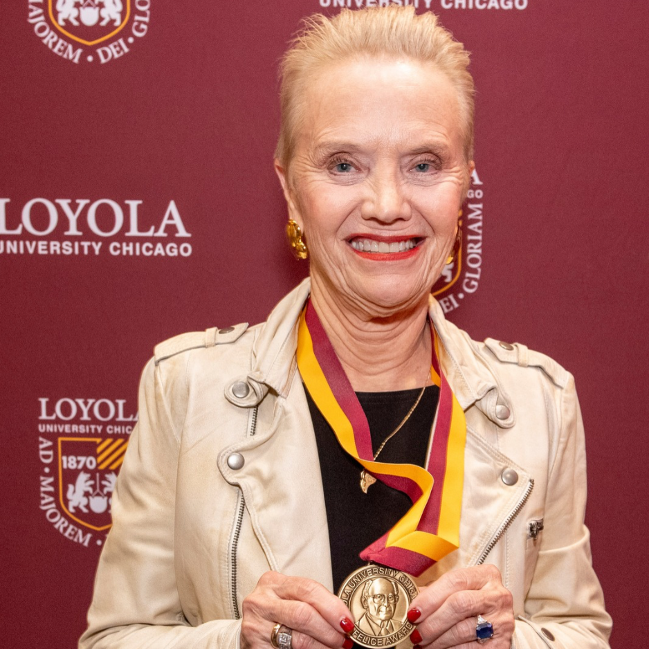 Lauri Krakora (Loyola Rome 77-78) accepts the 2026 Spirit of Felice Award.