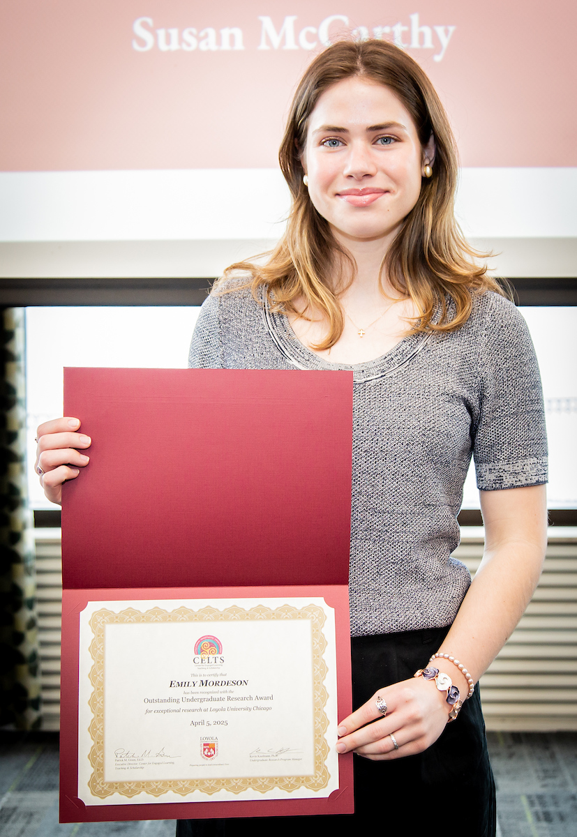 Emily Mordeson receives undergraduate research award