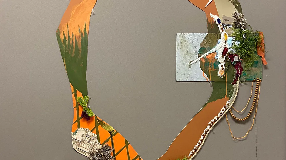 Абстрактное произведение искусства студента изобразительного искусства Университета Лойола висит на серой стене в галерее Марка Арнольда.