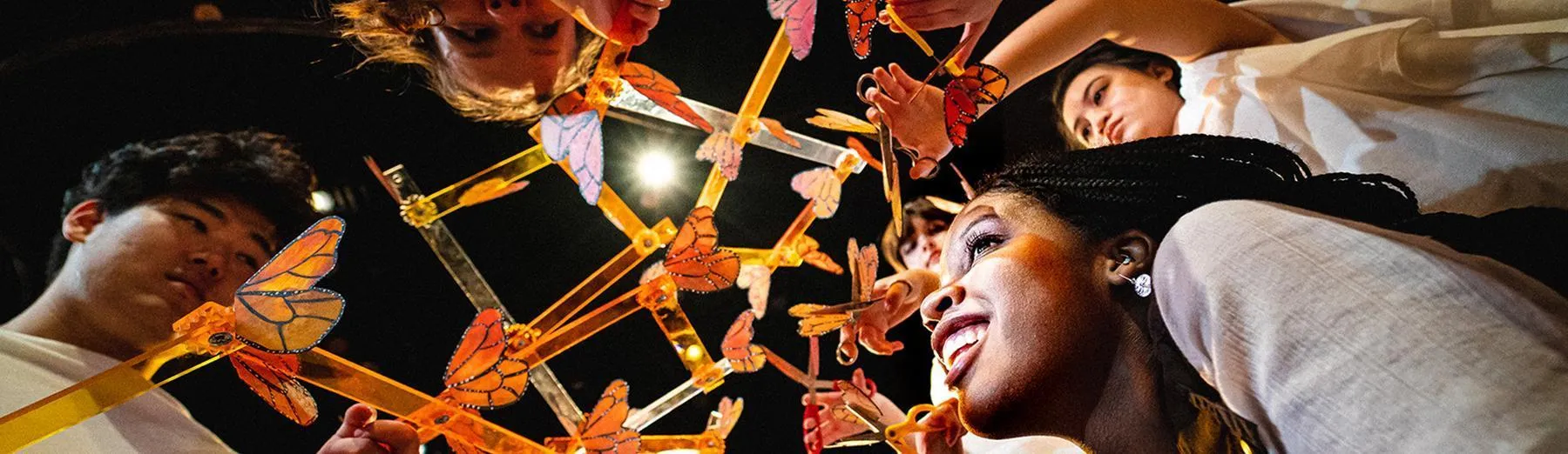 チカゴ労働組合女性連合の看板を掲げて行進する女性たち