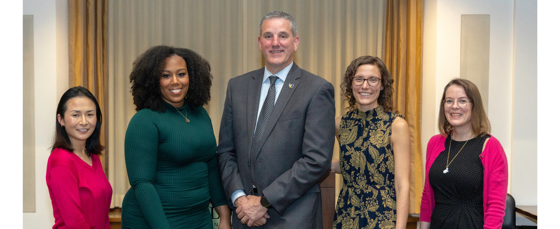 Выпускники Школы образования Лойолы празднуют на церемонии вручения дипломов