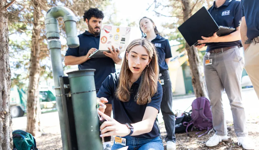 Engineering students working with Brookfield Zoo Chicago mentor.