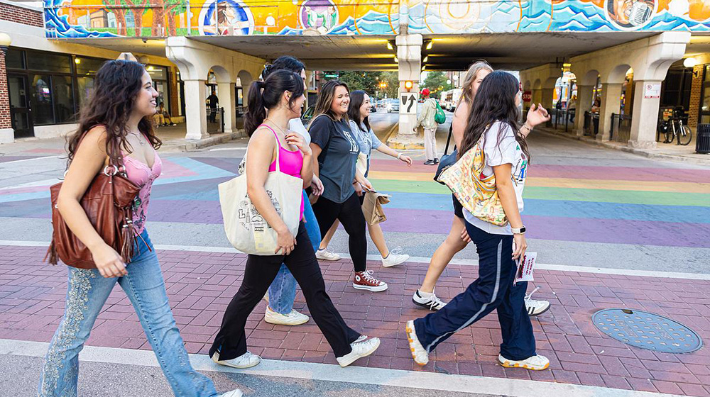 Students explore the Edgewater neighborhood during the Ramblin' Around event of Welcome Week. Students explore the Edgewater neighborhood during the Ramblin' Around event of Welcome Week.