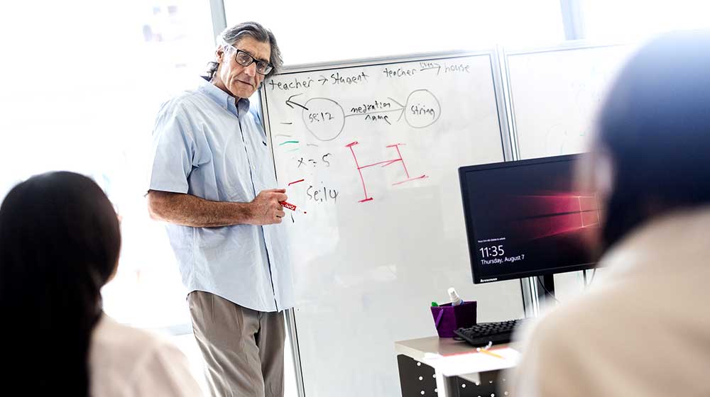Quinlan School of Business Professor Steven Keith Platt teaches in the Applied AI Lab in the Schreiber Center