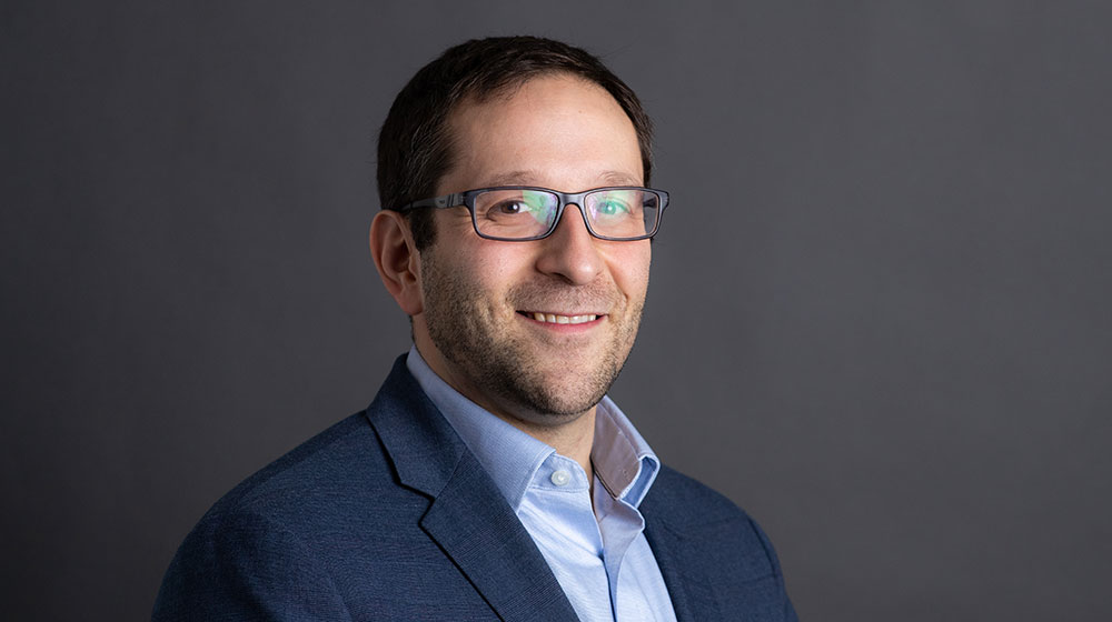 Portrait of Quinlan School of Business Professor Abe Singer.