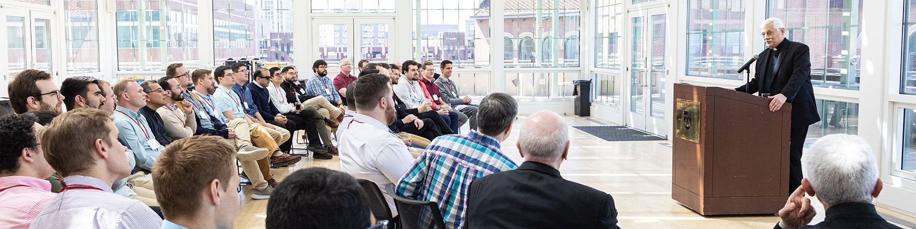 예수회 첫 번째 연구 그룹이 총장 신부와 세션을 가짐