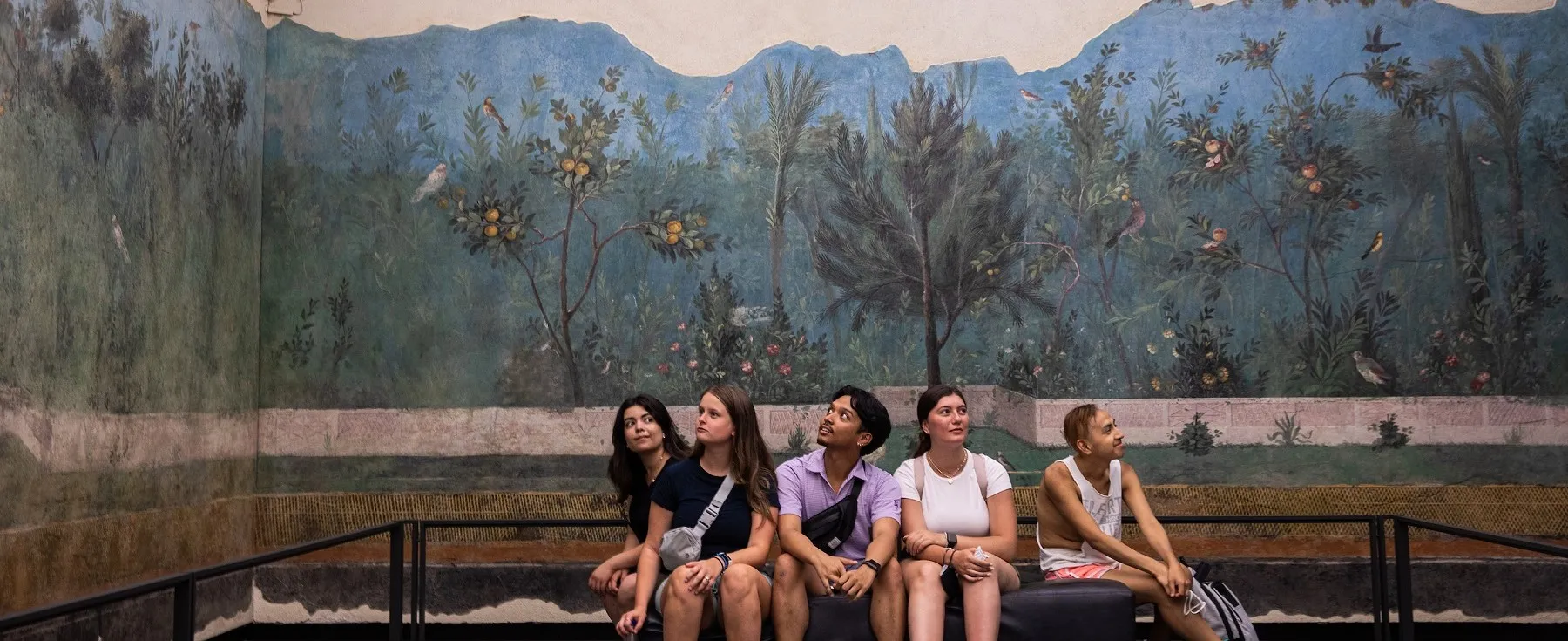 Students in museum during on-site class