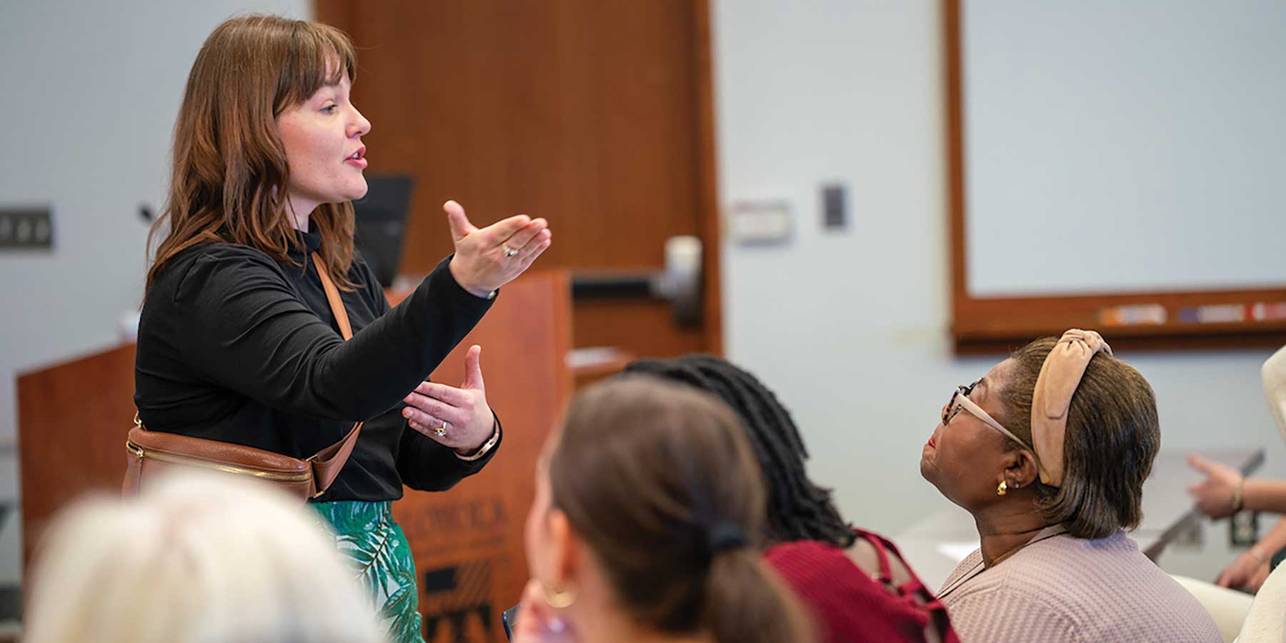 «Когда потенциальные студенты рассматривают Лойолу для получения высшего образования, они говорят: „Вау, в Лойоле есть человек, который помогает вам пройти весь проект“. Это плюс».