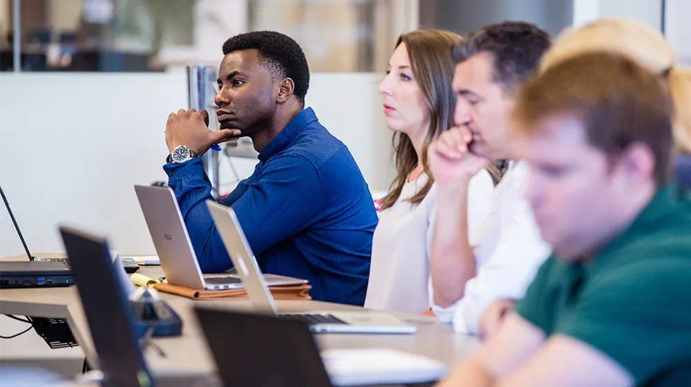 교실에서 수강생이 경청하는 모습