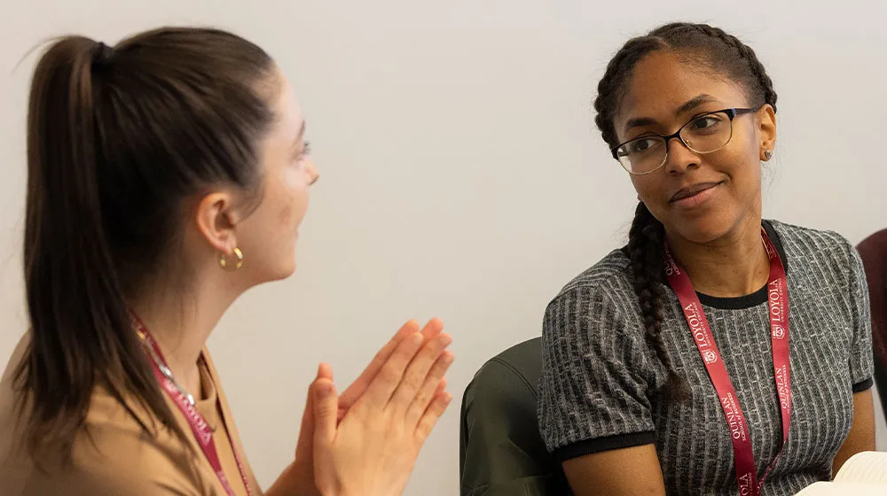성과 관리를 위한 피드백 및 코칭 - 두 명의 여성이 대화하는 모습