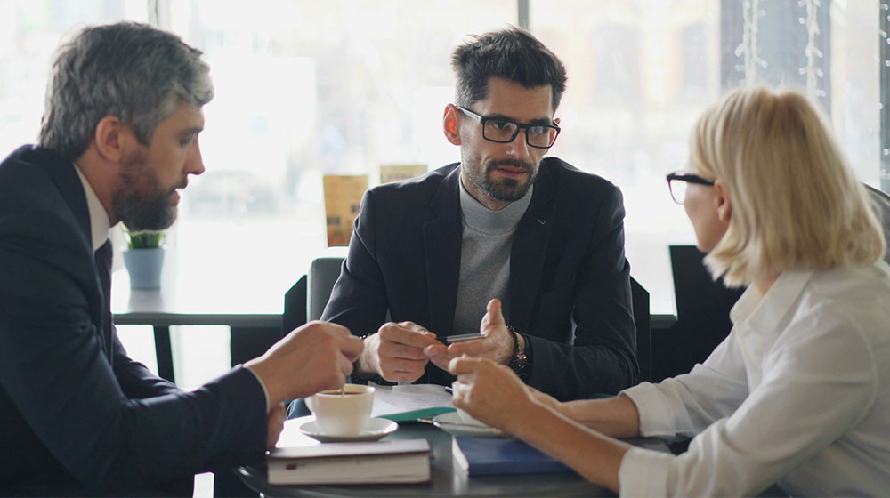 가족 기업 구성원들이 어려운 대화를 나누는 모습