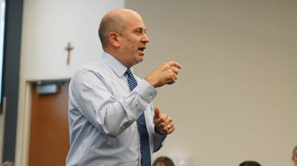 Bjorn Berg speaks to a class of business honors students