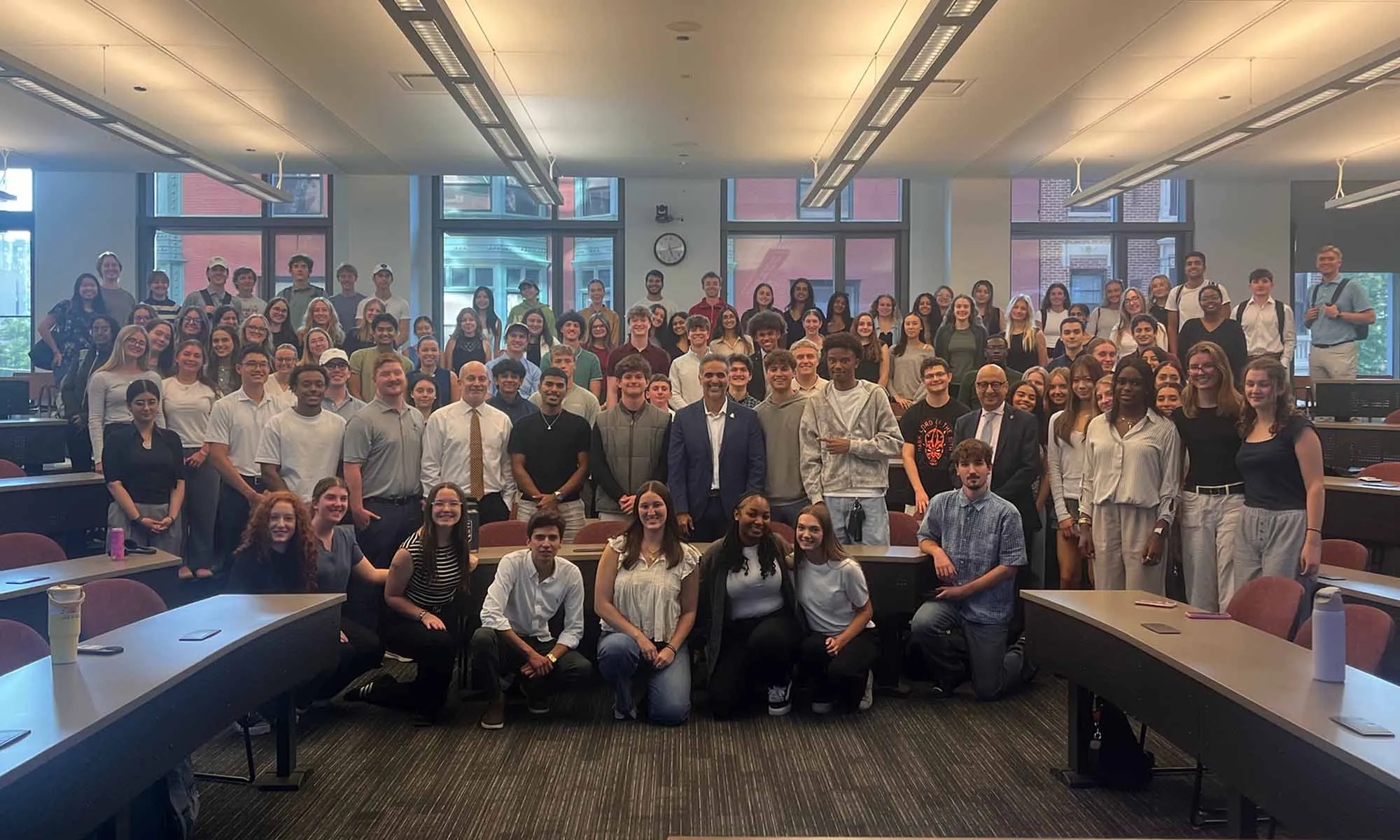 طلاب شرف الأعمال يجلسون مع بابلو دي سي، الرئيس التنفيذي السابق لفولكس فاغن أمريكا الشمالية