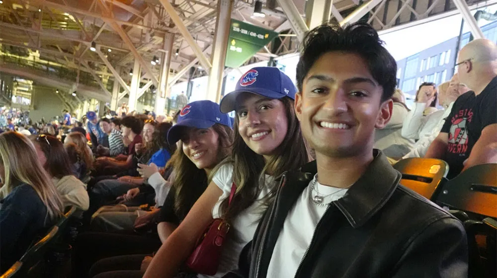 طلاب شرف الأعمال يجلسون في المدرجات في ملعب ريجلي