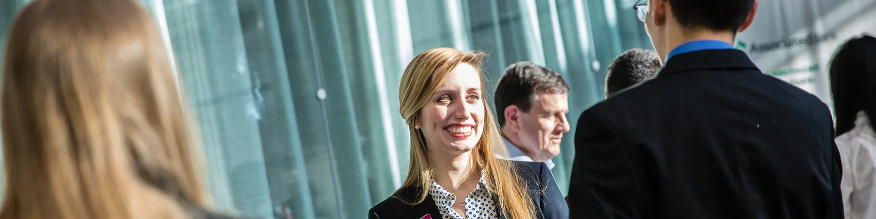 Студентка на карьерной ярмарке Quinlan