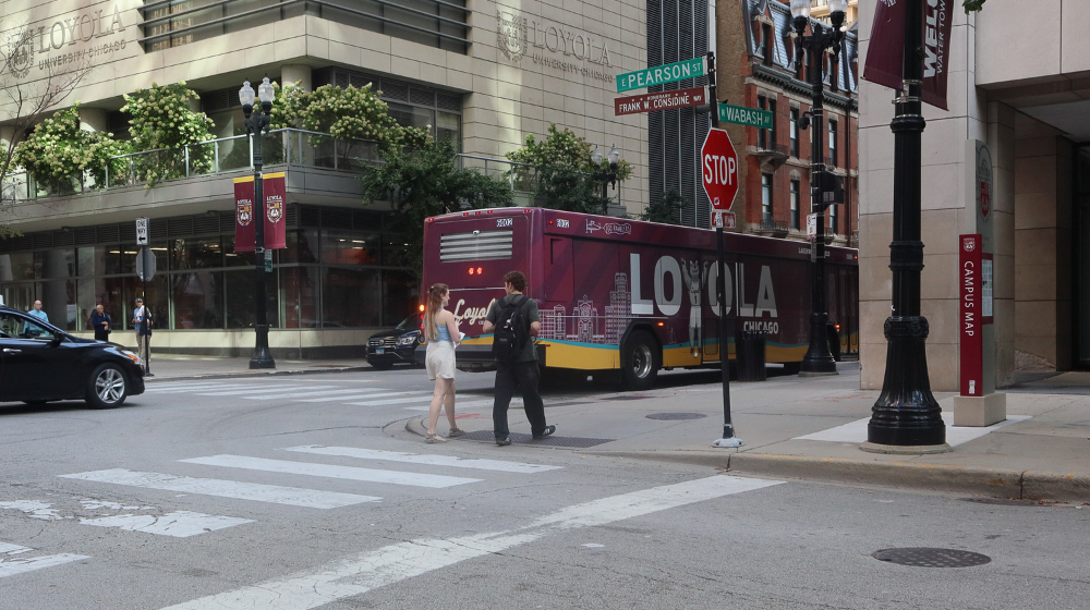 Студенты Лойолы идут к остановке шаттла