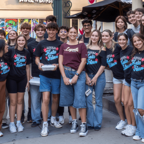 SOC Media Fellows стоят вне Uno's Pizzeria и улыбаются