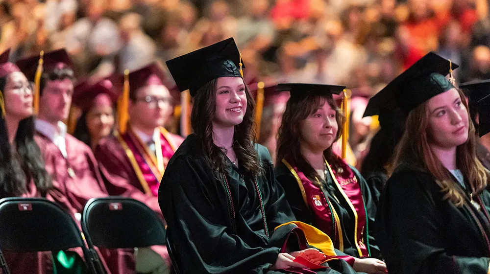 Выпускники на церемонии вручения дипломов