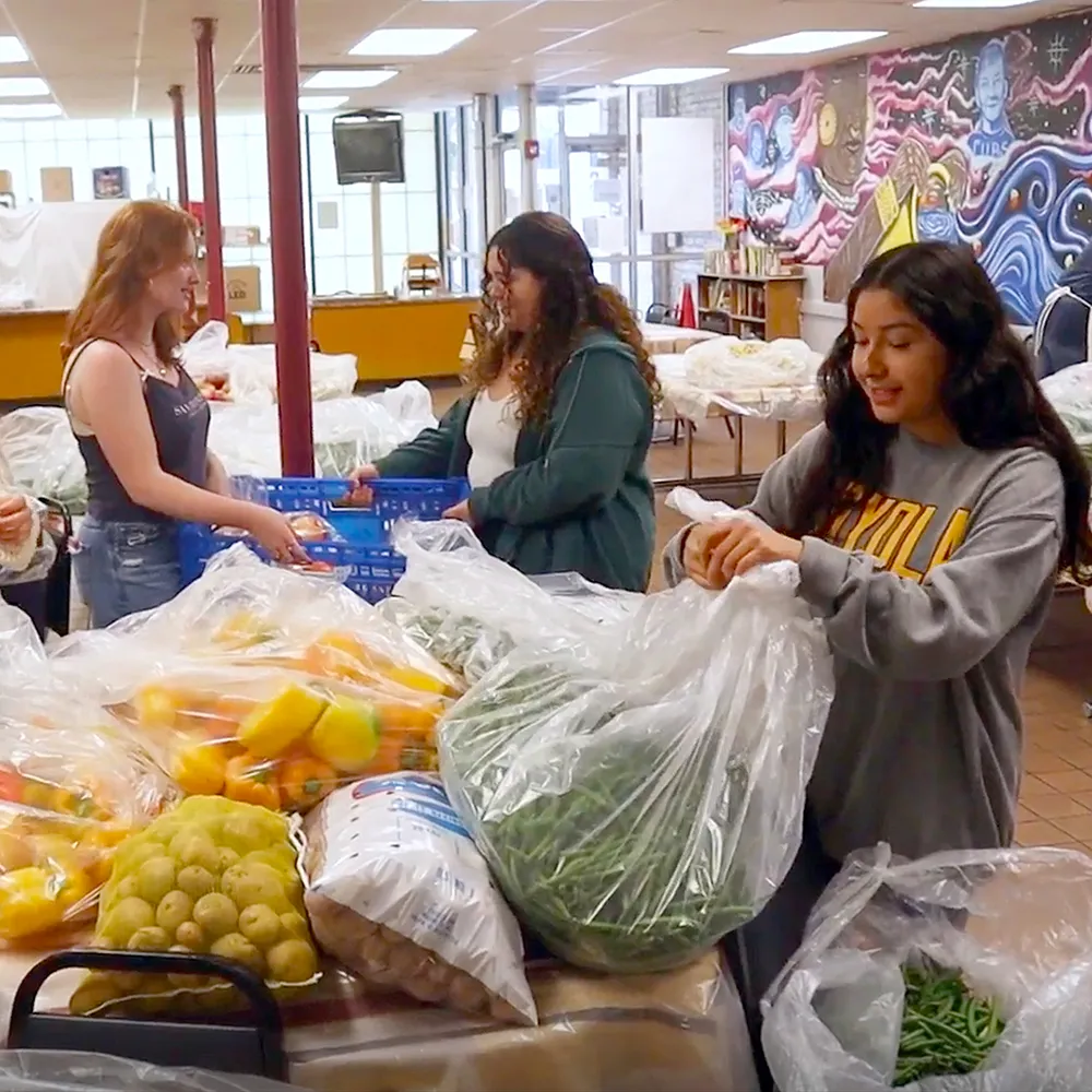 студенты доставляют овощи в местную продуктовую кладовую