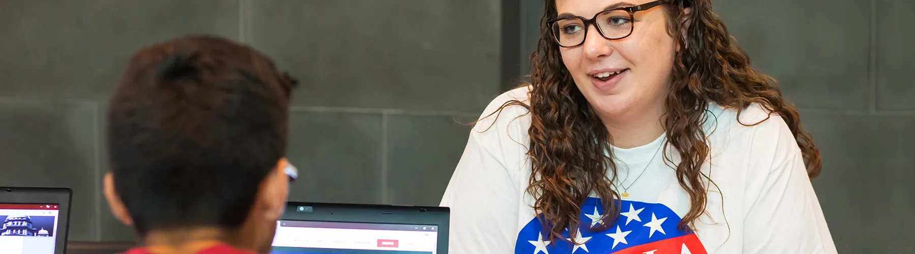 L'étudiante de l'Université Loyola de Chicago Megan Jimmerson aide le junior Wesley Heal à s'inscrire pour un bulletin de vote par correspondance dans le Damen Student Center du campus Lake Shore
