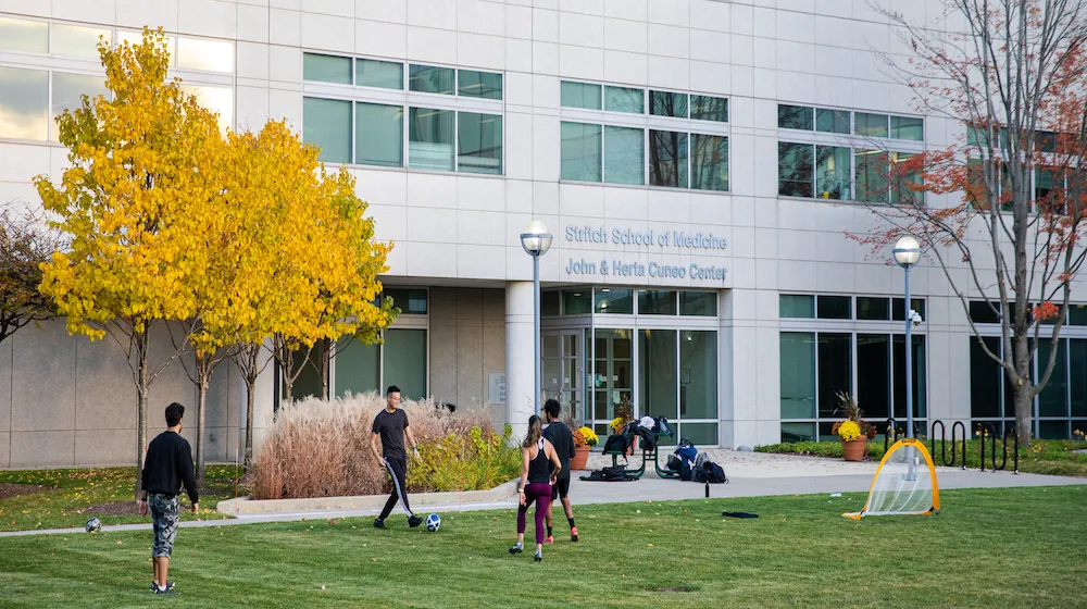 学生たちがロヨラ大学シカゴ・ストリッチ医学部のジョン＆ヘルタ・カニューセンターの外で集まる