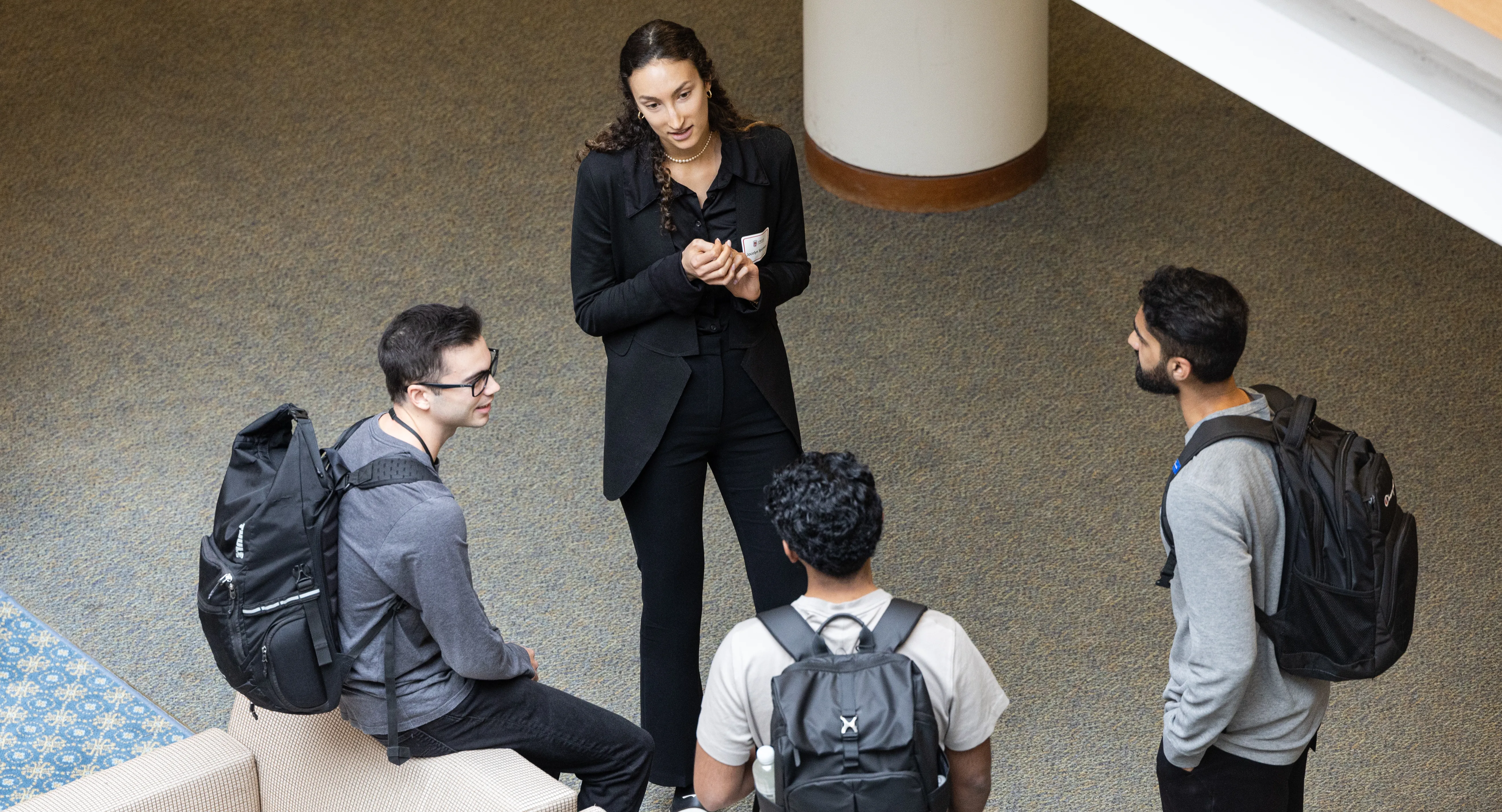 ストリッチ医学部の代表が潜在的志願者と面談