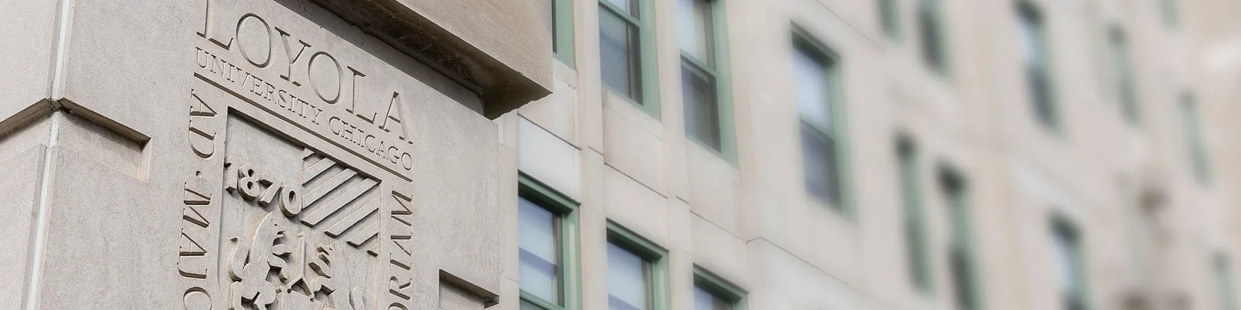 Le blason de l'Université Loyola de Chicago gravé dans la pierre angulaire du Mundelein Center.