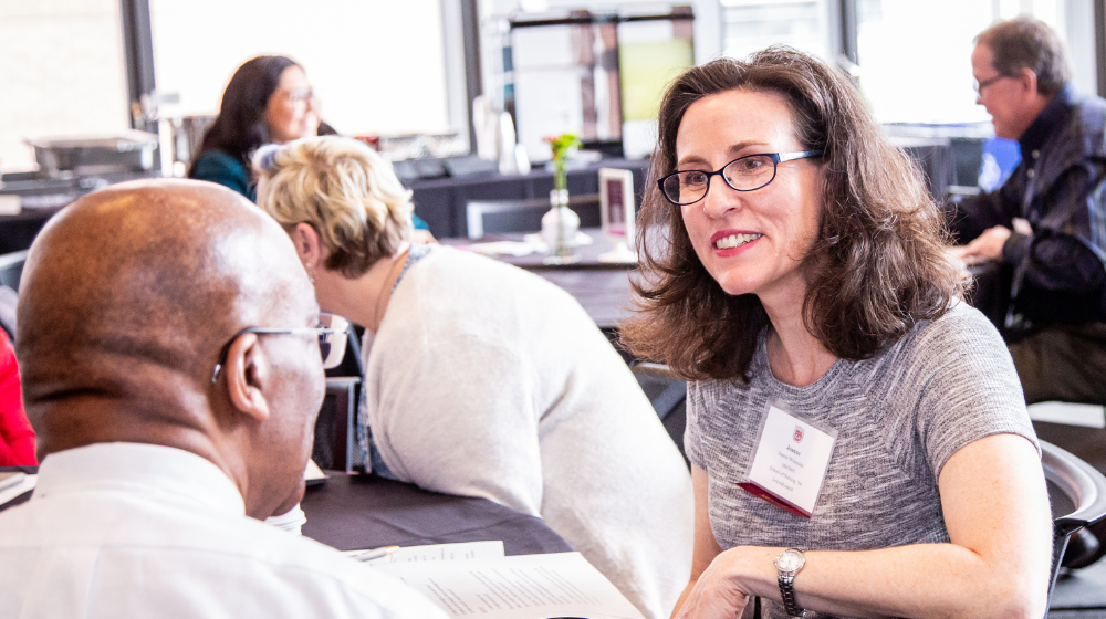 A student chats with an alumni mentor at an event sponsored by LoyolaLinked.