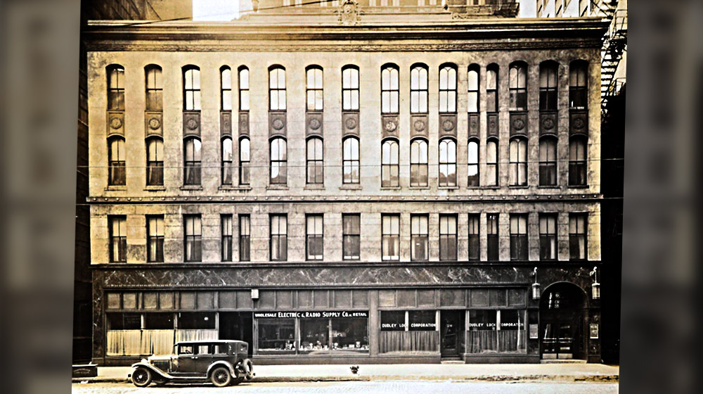 In the founding years, the Graduate School was headquartered on 28 N. Franklin Street in downtown Chicago. 