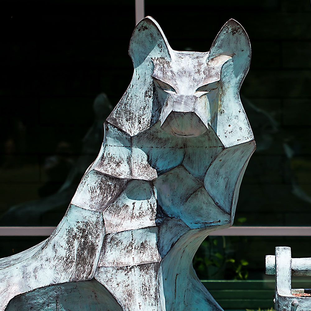 The sculpture of two wolves and a kettle based on the story of the Ignatius family generousity. The title of the sculpture is Lobos.